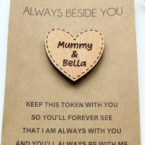 Siempre a tu lado ficha de recuerdo de madera, regalo personalizado del Día de la Madre, ficha de bolsillo de madera, mantenme contigo corazón de amor, regalo de mamá abuela