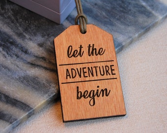Houten bagagelabel, laat het avontuur beginnen, de wereld wacht op u, reiscadeau, avontuurcadeau, cadeau voor reizigers, gepersonaliseerde boodschap