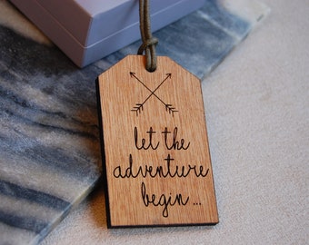 Houten bagagelabel, laat het avontuur beginnen, de wereld wacht op u, reiscadeau, avontuurcadeau, cadeau voor reizigers, gepersonaliseerde boodschap