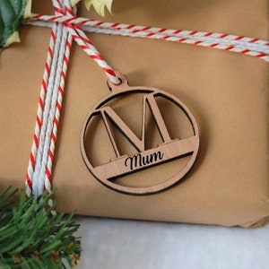 Etiqueta de presente com nome inicial de madeira, etiqueta de presente de Natal, etiqueta de nome de presente de Natal, bugiganga inicial pendurada, bugiganga de nome de madeira, etiqueta personalizada