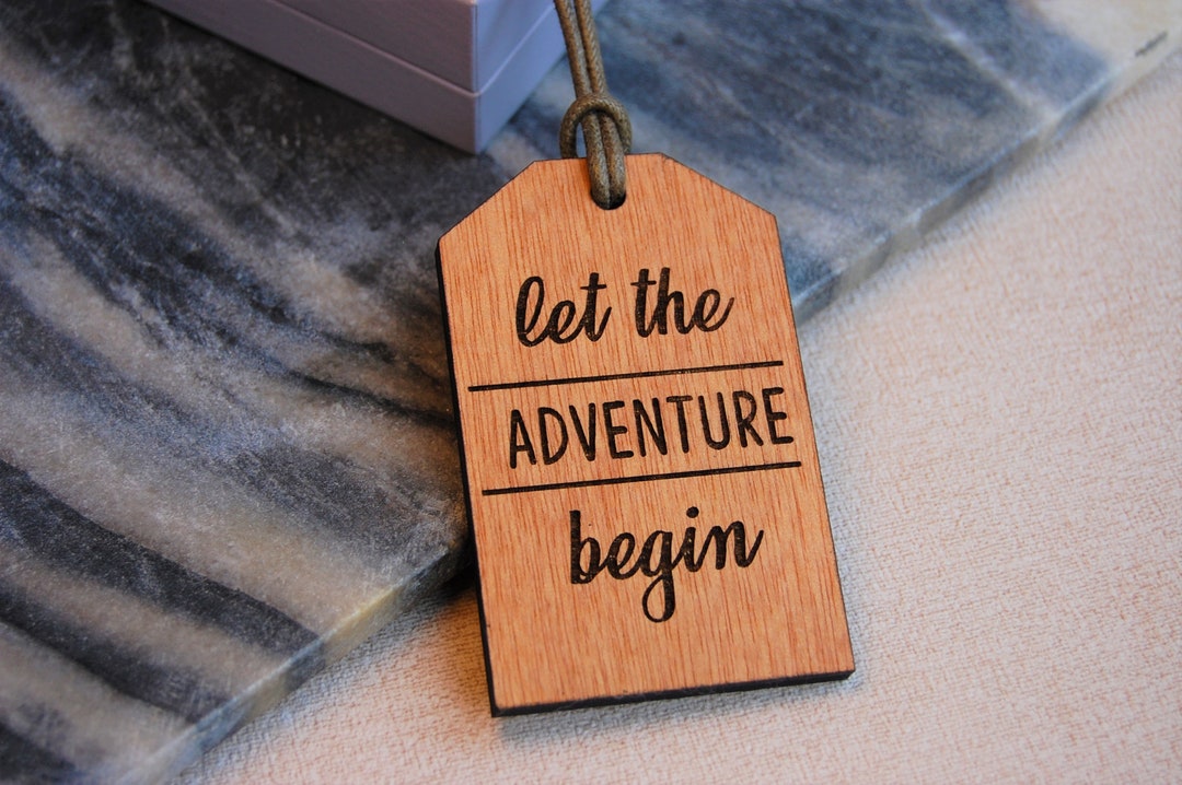 Et Ainsi L'aventure Commence - Étiquette De Bagage Personnalisée