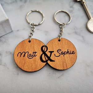 Cadeau personnalisé de porte-clés en bois, son porte-clés de hers, cadeau de Valentines, porte-clés de couples, cadeau de couples, cadeau d’anniversaire, anniversaire