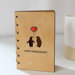 Carte d'anniversaire en bois personnalisée, carte en bois de 5e anniversaire, carte de fiançailles, carte pour couple, carte-cadeau de Saint-Valentin, amour pingouin image 2