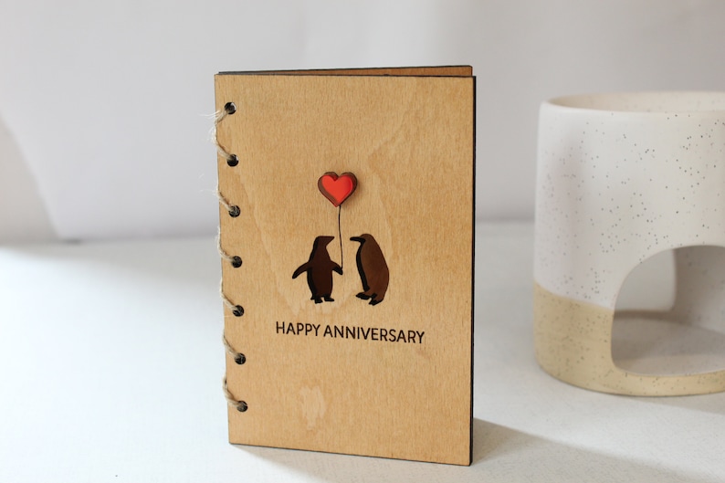 Carte d'anniversaire en bois personnalisée, carte en bois de 5e anniversaire, carte de fiançailles, carte pour couple, carte-cadeau de Saint-Valentin, amour pingouin image 2