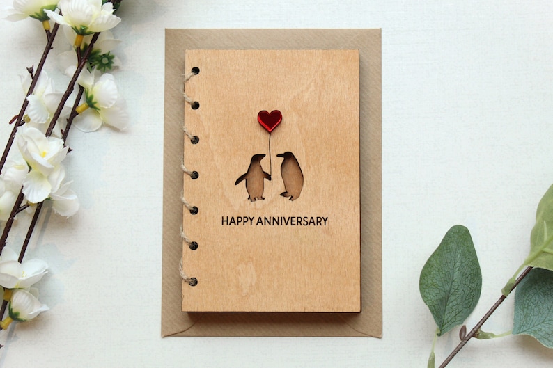 Carte d'anniversaire en bois personnalisée, carte en bois de 5e anniversaire, carte de fiançailles, carte pour couple, carte-cadeau de Saint-Valentin, amour pingouin image 1