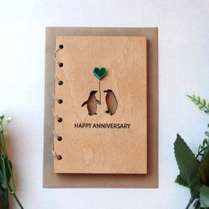 Carte d'anniversaire en bois personnalisée, carte en bois de 5e anniversaire, carte de fiançailles, carte pour couple, carte-cadeau de Saint-Valentin, amour pingouin image 3