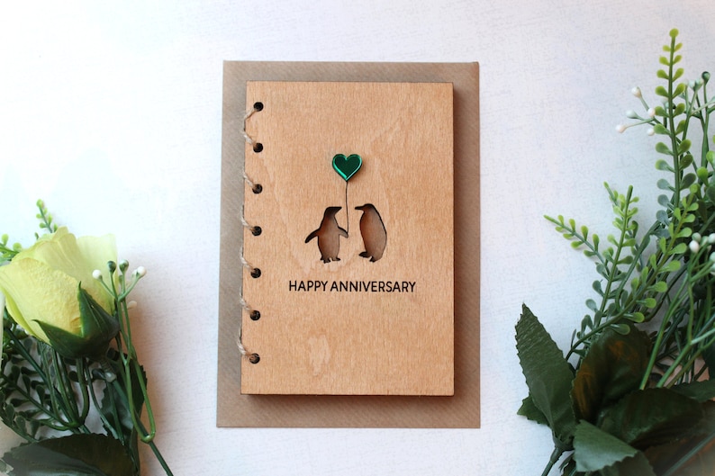 Carte d'anniversaire en bois personnalisée, carte en bois de 5e anniversaire, carte de fiançailles, carte pour couple, carte-cadeau de Saint-Valentin, amour pingouin image 3
