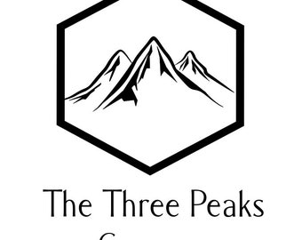 Pode incluir: Logotipo preto e branco de três picos de montanha dentro de um hexágono preto. O texto abaixo diz "The Three Peaks Company."