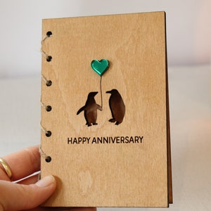 Carte d'anniversaire en bois personnalisée, carte en bois de 5e anniversaire, carte de fiançailles, carte pour couple, carte-cadeau de Saint-Valentin, amour pingouin image 5