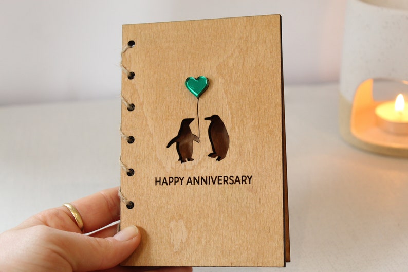 Carte d'anniversaire en bois personnalisée, carte en bois de 5e anniversaire, carte de fiançailles, carte pour couple, carte-cadeau de Saint-Valentin, amour pingouin image 5