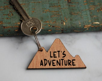 Let's Adventure Keyring, Llavero de madera de viaje, Llavero de montaña, Wanderlust, Regalo de cumpleaños, Idea de regalo única, grabado en madera, grabado con láser