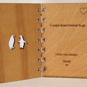 Carte d'anniversaire en bois personnalisée, carte en bois de 5e anniversaire, carte de fiançailles, carte pour couple, carte-cadeau de Saint-Valentin, amour pingouin image 4