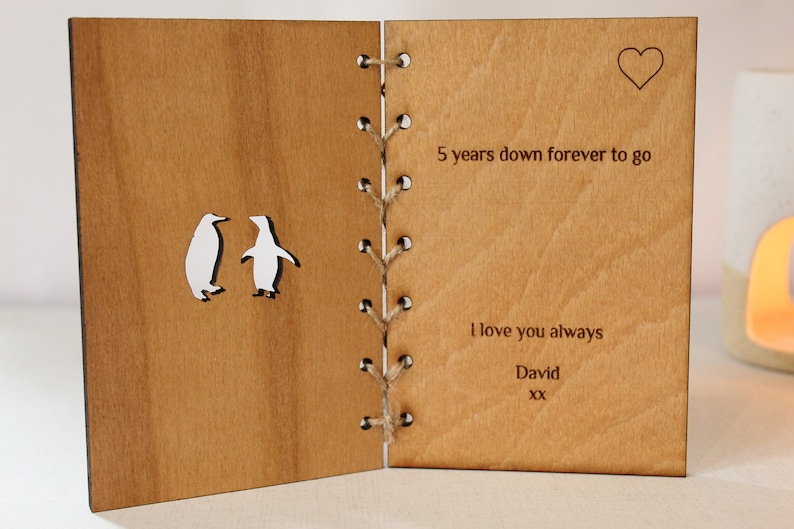 Carte d'anniversaire en bois personnalisée, carte en bois de 5e anniversaire, carte de fiançailles, carte pour couple, carte-cadeau de Saint-Valentin, amour pingouin image 4