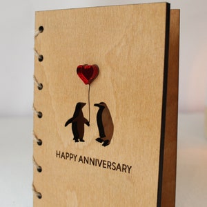 Carte d'anniversaire en bois personnalisée, carte en bois de 5e anniversaire, carte de fiançailles, carte pour couple, carte-cadeau de Saint-Valentin, amour pingouin image 6