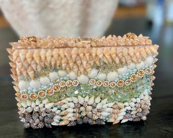 Borsa a conchiglia fatta a mano con catena dorata, design a strati di conchiglie e perle, borsa Mermaidcore Ocean Art, pochette Coastal Luxe Statement