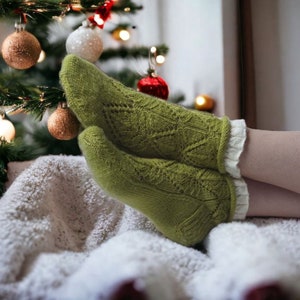 Handgefertigte Wollsocken: Grüne gestrickte durchbrochene Socken mit Rüschen