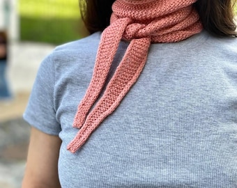 Bufanda triangular de punto color melocotón – Chal pequeño de lana tejido a mano – Calentador de cuello ligero – Regalo hecho a mano para ella