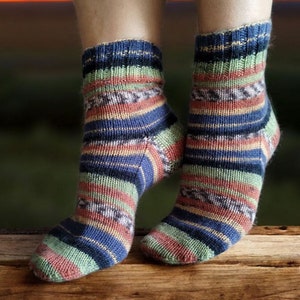 Chaussettes confortables à rayures tricotées à la main - Chaussettes tricotées à la main pour femme - Chaussures en laine faites main - Cadeau chaleureux pour un anniversaire, Noël ou simplement parce que vous aimez