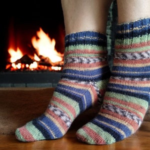 Chaussettes unisexes décontractées et confortables à rayures, chaussettes tricotées à la main, chaussures en laine faites main, cadeau chaleureux pour un anniversaire, Noël ou tout simplement parce que