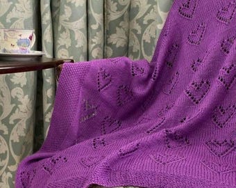 Babydecke gestrickt in lila: Schurwolle mit Herz Design