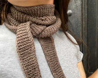 Bufanda triangular de punto beige – Chal pequeño de lana tejido a mano – Calentador de cuello ligero y neutro – Regalo hecho a mano para ella
