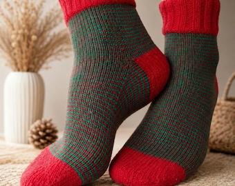 Calcetines de lana tejidos a mano, calcetines de invierno acogedores, regalo de Navidad para ella, calcetines festivos rojos y verdes, calcetines cálidos hechos a mano.
