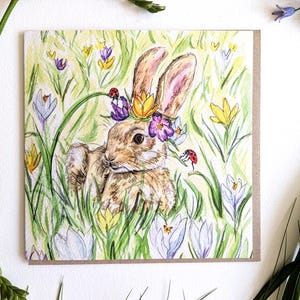 Coniglio primaverile e fiori di croco con coccinelle, creature del bosco, biglietto d'auguri, acquerello originale d'epoca,