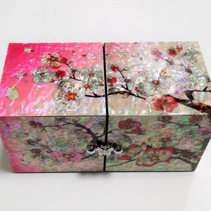 Portagioielli in madreperla, Portagioielli, Scatola con quattro cassetti, Portagioielli, Fiori di ciliegio e farfalle, Colore rosa