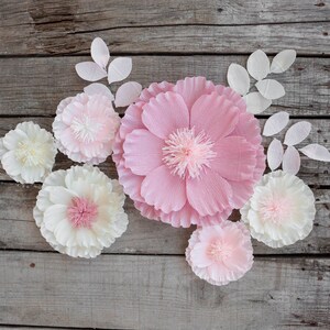 Set di fiori di carta crespa: decorazione da parete per la cameretta dei bambini rosa e avorio