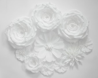 Decoración de pared con flores de papel crepé blanco: flores de vivero ensambladas