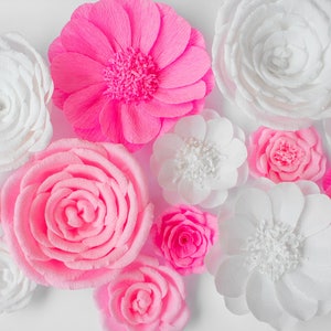 Set di fiori di carta crespa: decorazione da parete per la cameretta dei bambini rosa e bianca