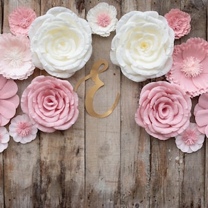 Set di fiori di carta crespa per la decorazione della cameretta dei bambini, rosa cipria e avorio, arte floreale da parete, decorazione per vetrine