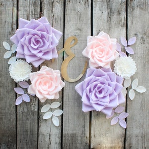 Decorazione da parete con fiori di carta: rose rosa, lavanda e bianche
