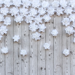 Fiori di carta a cascata sopra la culla, sfondo di nozze, arte floreale della parete della scuola materna, decorazioni per la doccia per bambini, fiori della scuola materna per bambina