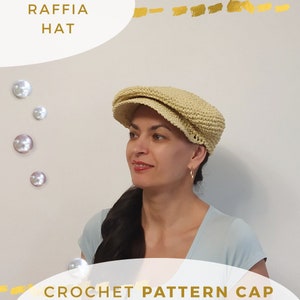 Può includere: Un cappello in rafia lavorato a uncinetto di colore beige chiaro. Il cappello ha una tesa piatta e una corona leggermente arrotondata. Il cappello è indossato da una persona con i capelli lunghi e scuri. Il testo "RAFFIA HAT" e "CROCHET PATTERN CAP" è visibile nell'immagine.