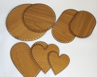 Könnte beinhalten: Ein Set aus fünf Holzformen zum Häkeln oder Stricken. Die Formen umfassen zwei Kreise, zwei Herzen und eine ovale Form. Die Formen sind alle aus hellem braunem Holz gefertigt und haben ein Loch am Rand zum Nähen.