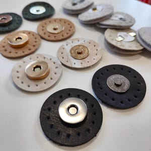 Puede incluir: Surtido de parches redondos de cuero con diferentes telas de colores y broches de metal. Los parches están diseñados para coser en la ropa u otros artículos de tela.