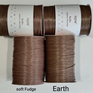 Pu&ograve; includere: Quattro rocche di fibra vegetale autentica di rafia del marchio Ispie disposte su due file. Le due rocche superiori presentano etichette bianche con testo nero. Le due rocche inferiori sono etichettate come soft Fudge e Earth.