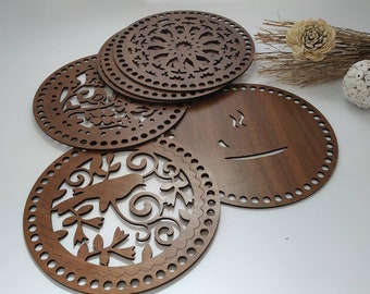 Könnte beinhalten: Vier runde, gehäkelte Holz-Deckchen mit filigranen Designs. Die Deckchen sind braun und haben verschiedene Muster, darunter florale und geometrische Designs.