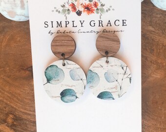 Orecchini a perno boho con cerchio in eucalipto acquerellato, in vera pelle di sughero e legno, regalo per insegnanti, regalo per la festa della mamma, regalo di compleanno.