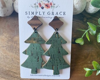 Orecchini a perno a forma di stella con albero di Natale in legno di salvia anticato, realizzati in vera pelle di sughero.