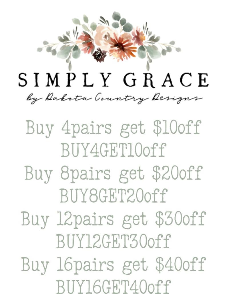 Puede incluir: Un gr&aacute;fico floral con el texto "SIMPLY GRACE by Dakota Country Designs." El gr&aacute;fico tambi&eacute;n incluye un c&oacute;digo de descuento para comprar varios pares de art&iacute;culos: "Compra 4 pares y obt&eacute;n 10 &euro; de descuento BUY4GET10off", "Compra 8 pares y obt&eacute;n 20 &euro; de descuento BUY8GET20off", "Compra 12 pares y obt&eacute;n 30 &euro; de descuento BUY12GET30off" y "Compra 16 pares y obt&eacute;n 40 &euro; de descuento BUY16GET40off".