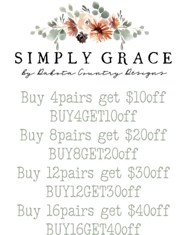Pu&ograve; includere: Una grafica floreale con il testo "SIMPLY GRACE by Dakota Country Designs." La grafica include anche un codice sconto per l'acquisto di pi&ugrave; paia di articoli: "Acquista 4 paia e ottieni 10 &euro; di sconto BUY4GET10off, Acquista 8 paia e ottieni 20 &euro; di sconto BUY8GET20off, Acquista 12 paia e ottieni 30 &euro; di sconto BUY12GET30off, Acquista 16 paia e ottieni 40 &euro; di sconto BUY16GET40off."