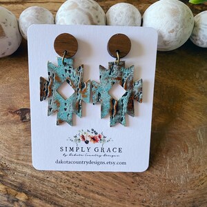 Op de afbeelding: Een paar turquoise en bruine geometrische oorbellen met houten steunen. De oorbellen bevinden zich op een witte kaart met de tekst "SIMPLY GRACE by Dakota Country Designs dakotacountrydesigns.etsy.com".