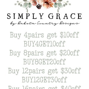 Peut inclure: Un graphique floral avec le texte "SIMPLY GRACE by Dakota Country Designs." Le graphique comprend &eacute;galement un code de r&eacute;duction pour l'achat de plusieurs paires d'articles : "Achetez 4 paires et obtenez 10 &euro; de r&eacute;duction BUY4GET10off, Achetez 8 paires et obtenez 20 &euro; de r&eacute;duction BUY8GET20off, Achetez 12 paires et obtenez 30 &euro; de r&eacute;duction BUY12GET30off, Achetez 16 paires et obtenez 40 &euro; de r&eacute;duction BUY16GET40off."