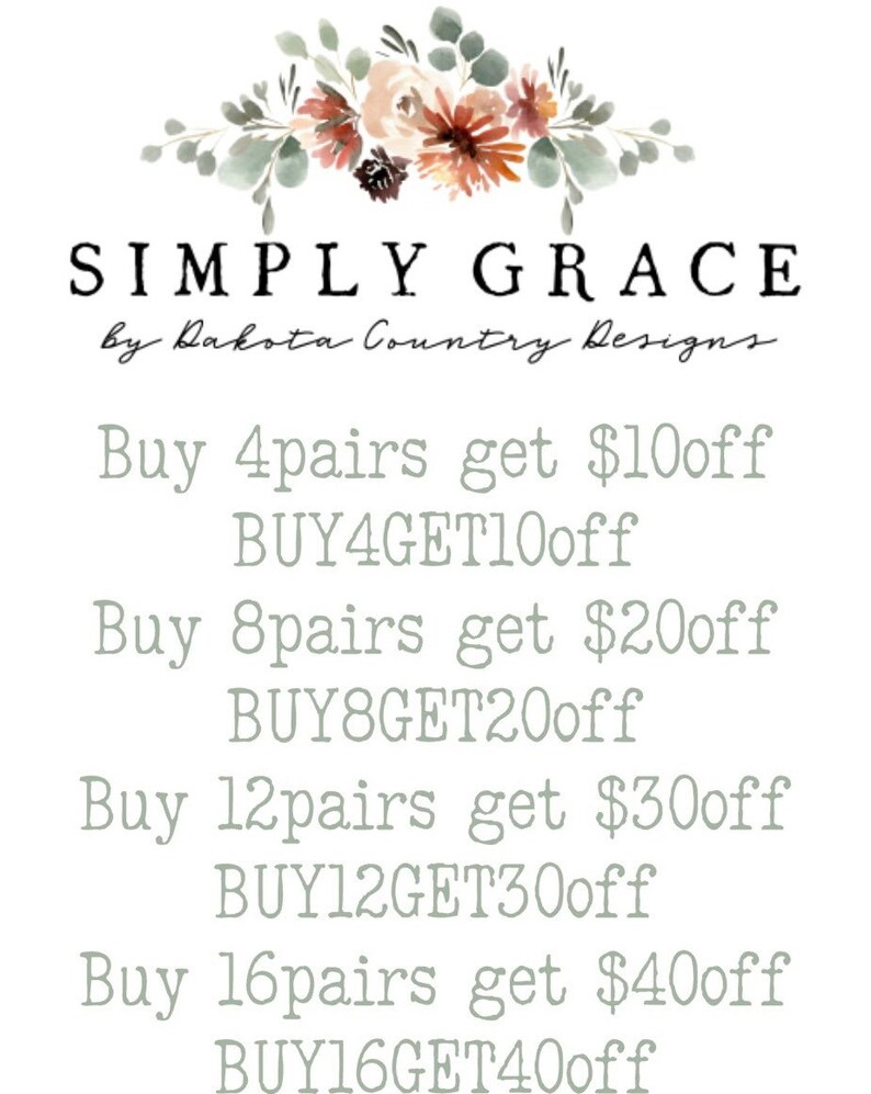 Peut inclure: Un graphique floral avec le texte "SIMPLY GRACE by Dakota Country Designs." Le graphique comprend &eacute;galement un code de r&eacute;duction pour l'achat de plusieurs paires d'articles : "Achetez 4 paires et obtenez 10 &euro; de r&eacute;duction BUY4GET10off, Achetez 8 paires et obtenez 20 &euro; de r&eacute;duction BUY8GET20off, Achetez 12 paires et obtenez 30 &euro; de r&eacute;duction BUY12GET30off, Achetez 16 paires et obtenez 40 &euro; de r&eacute;duction BUY16GET40off."