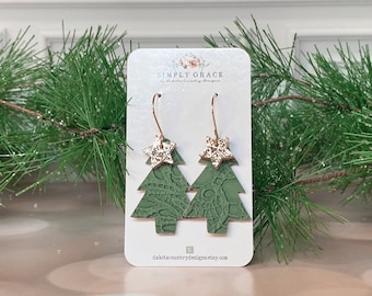 Orecchini boho a forma di mini albero di Natale con stelle verdi e dorate.