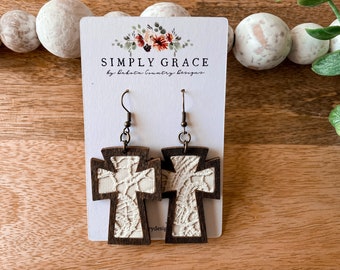 Boucles d'oreilles croix en cuir et bois : cadeau de Pâques bohème