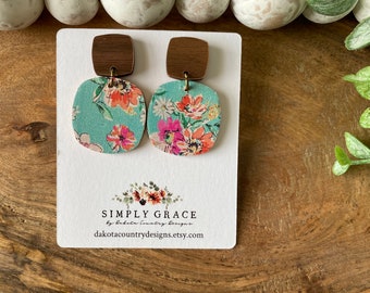 Clous d'oreilles fleuris en cuir de liège et bois : boucles d'oreilles bohème rose sarcelle