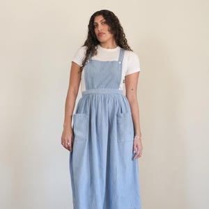 ralph lauren chambray apron dress - 80s 90s vintage blue cotton denim pinafore crossback midi dress (m)